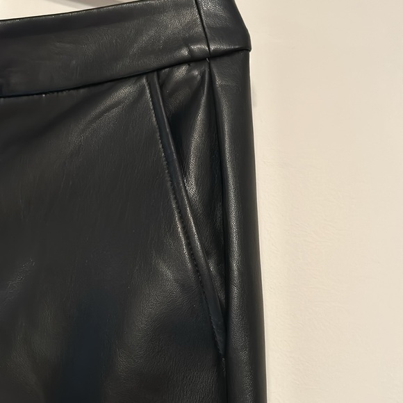Black cropped wide leg faux leather pants with pockets. High waisted - Picture 3 of 6